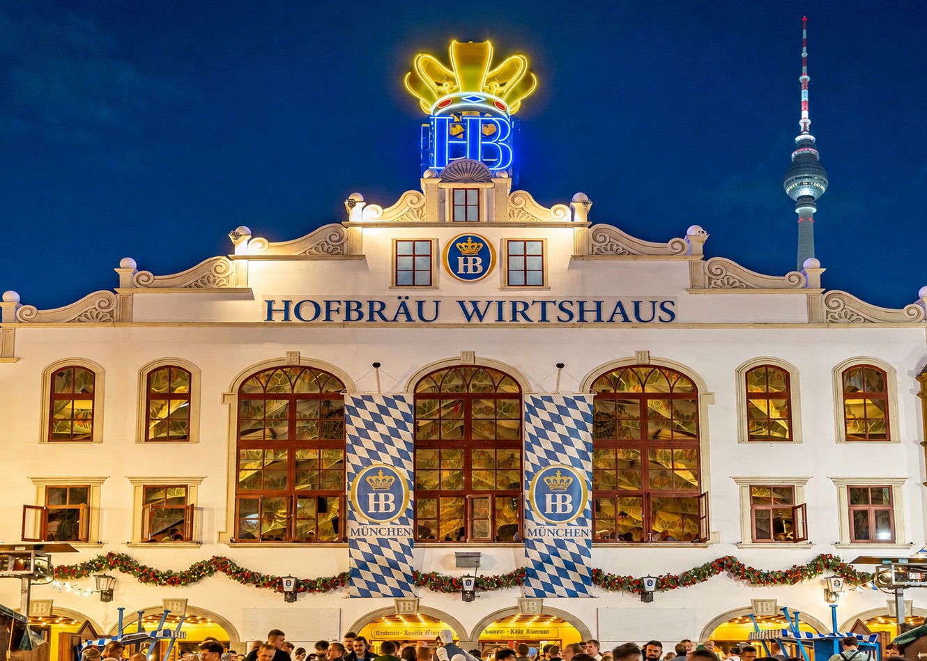 Beleuchtete Fassade des Hofbräu Berlin am Abend