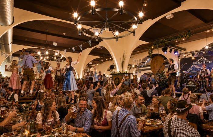 Tanzende Gäste und Live-Band im neuen Hofbräu Berlin